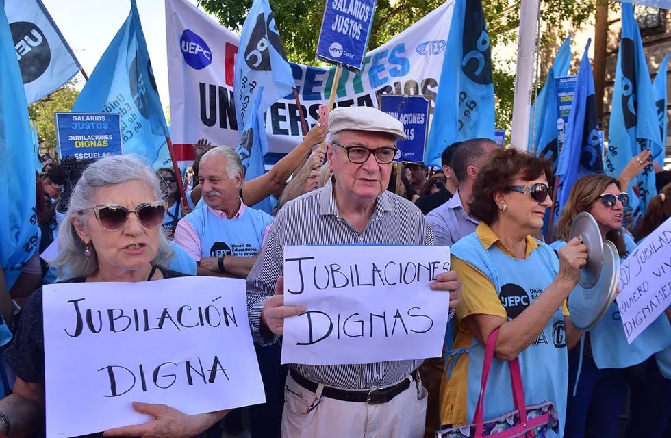 Marcha en protesta de UEPC del gremio docente por las calles del centro de Córdoba. (Ramiro Pereyra / La Voz)