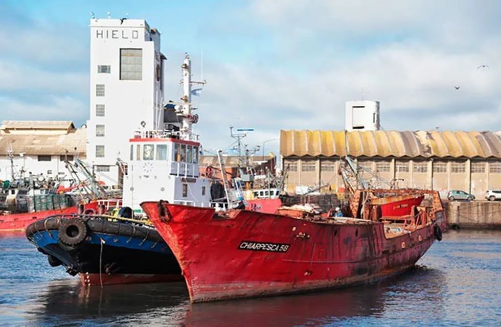 Comenzó el plan de desguace de buques inactivos en el puerto marplatense (Foto: Loquepasa)