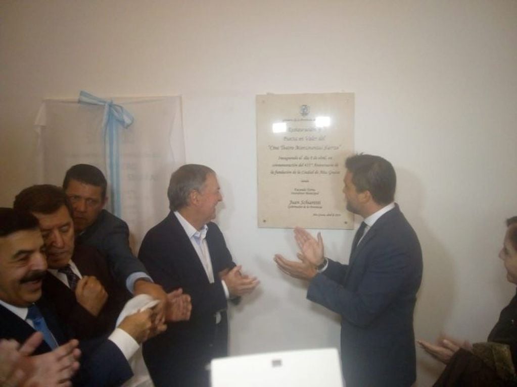 El Gobernador Juan Schiaretti y el Intendente Facundo Torres descubriendo la placa de la puesta en valor del Cine Teatro Monumental Sierras.
