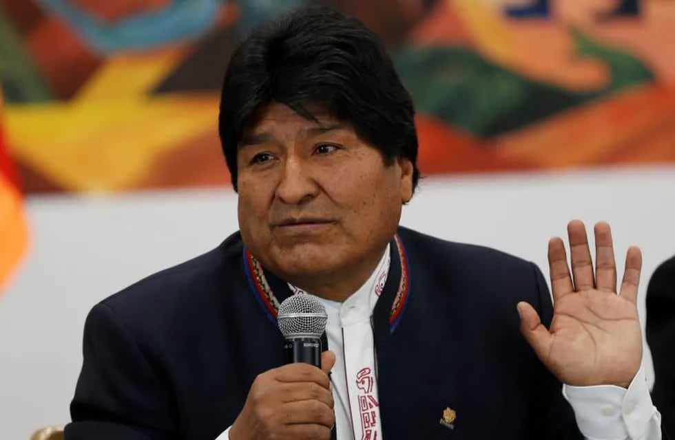 El presidente de Bolivia, Evo Morales, habla durante una reunión con los delegados de la Organización de Estados Americanos en el palacio presidencial en La Paz, Bolivia, el martes 22 de octubre de 2019. Crédito: AP Photo/Juan Karita.