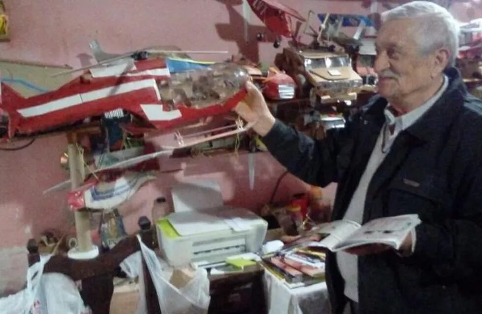 Abuelo vende juguetes hechos de latas y cartón para pagar sus remedios