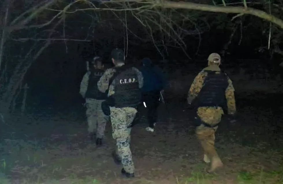 Efectivos de la Policía de Jujuy buscan también durante la noche en el monte al sujeto que es señalado como autor del doble femicidio de Yuto.