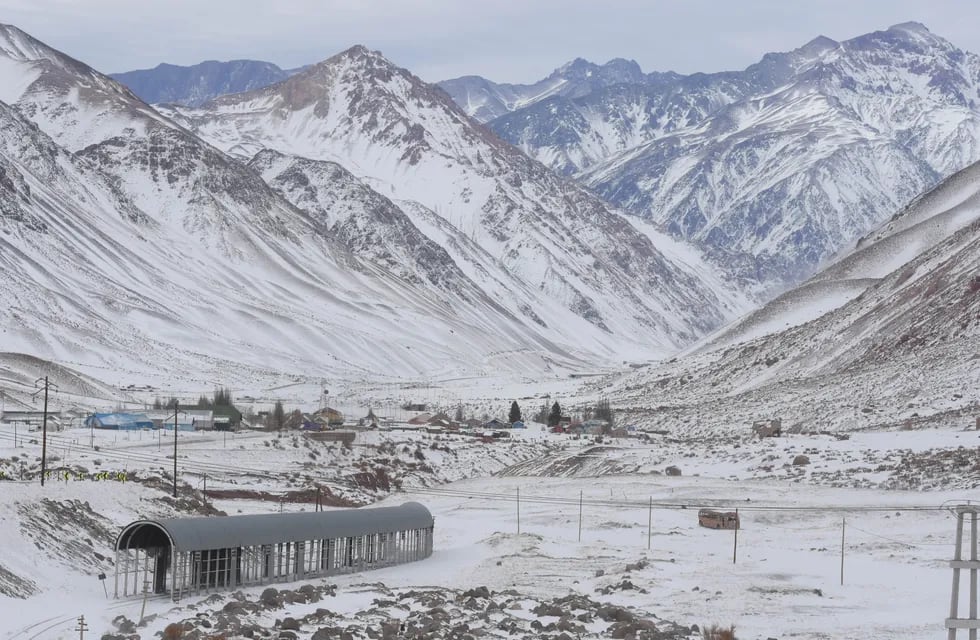 Luego de un invierno seco, la nieve llegó a la Alta Montaña y los mendocinos y turistas aprovecharon el domingo para disfrutar del paisaje y sus atractivos.