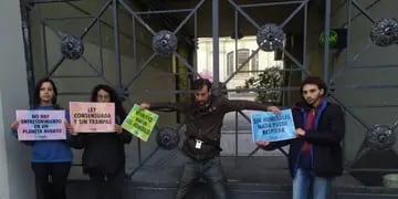 Ambientalistas se encadenaron en Rosario