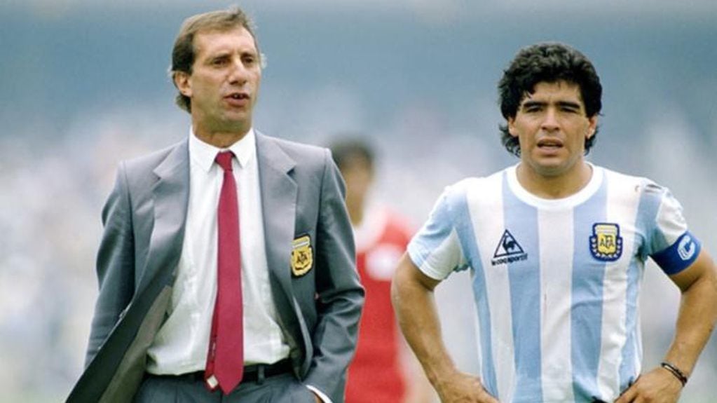 La postal de los líderes del equipo, dentro y fuera de la cancha: Carlos Bilardo y Maradona. 