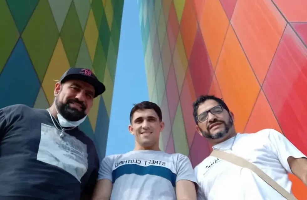 Armando Andrada (ayudante), Kevin Muñoz y Pablo Chacón (entrenador), en el monumento Ventana al Mundo, en Barranquilla, Colombia.