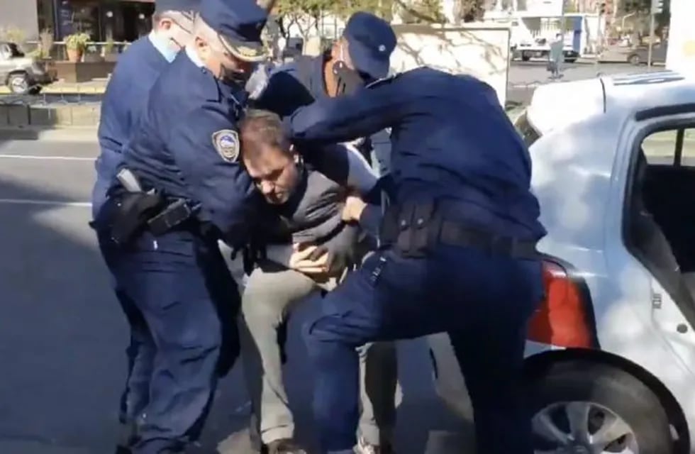 Violenta detención de un comerciante en Córdoba.