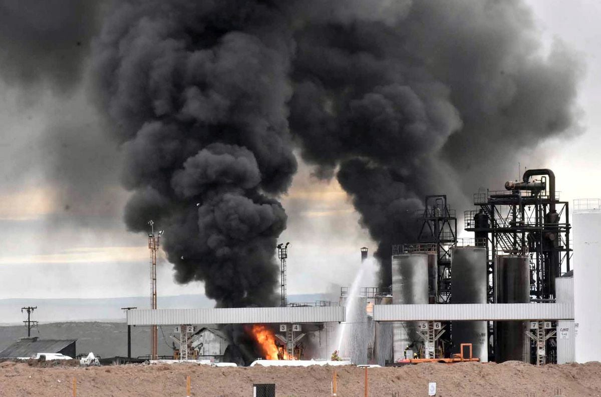 El humo en la refinería New American Oil (NAO) en Plaza Huincul tras la explosión.