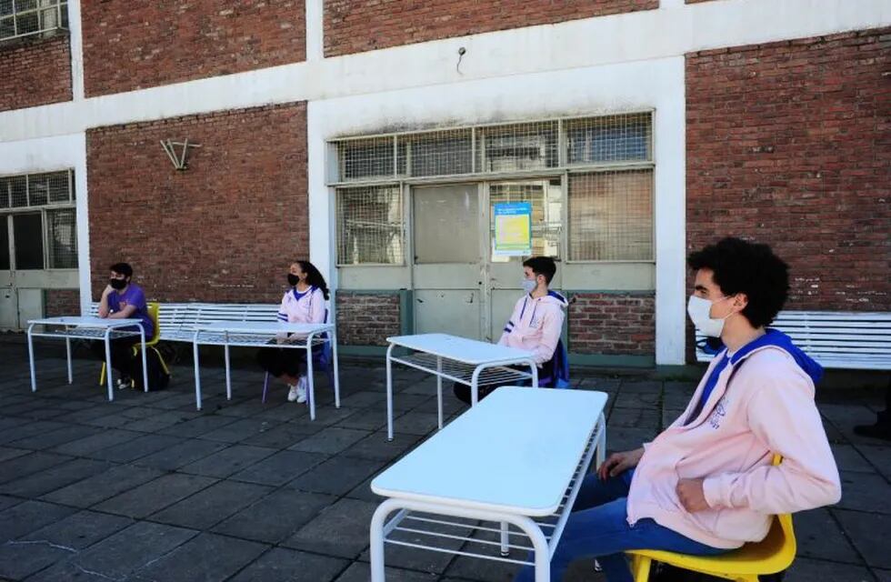 Comienzo de clases presenciales en espacios abiertos. Escuela Técnica N°27 Hipólito Yrigoyen, ubicada en el barrio porteño de Monte Castro. (Clarín)