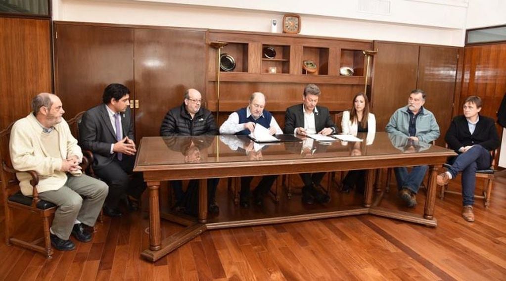 El momento de la firma del convenio (Gobierno de La Pampa)