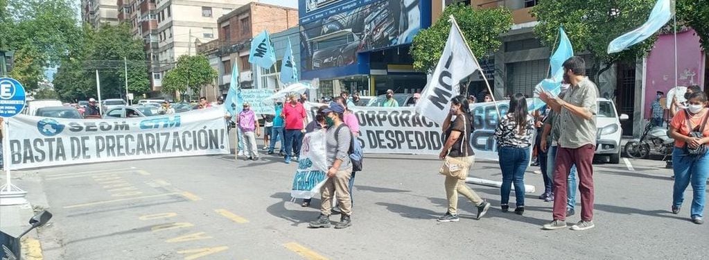 Los manifestantes ocuparon la calzada en la calle San Martín al 200, donde se encuentran oficinas del Ministerio de Trabajo y Empleo de Jujuy.