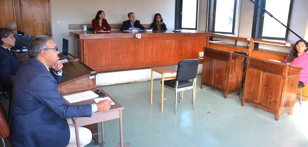 El veredicto de siete años de prisión para el violador R.M.S. fue emitido en el recinto de audiencias de la Oficina de Gestión Judicial, en el edificio de los Tribunales, de San Salvador de Jujuy.