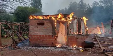Un incendio consumió completamente una vivienda en Panambí