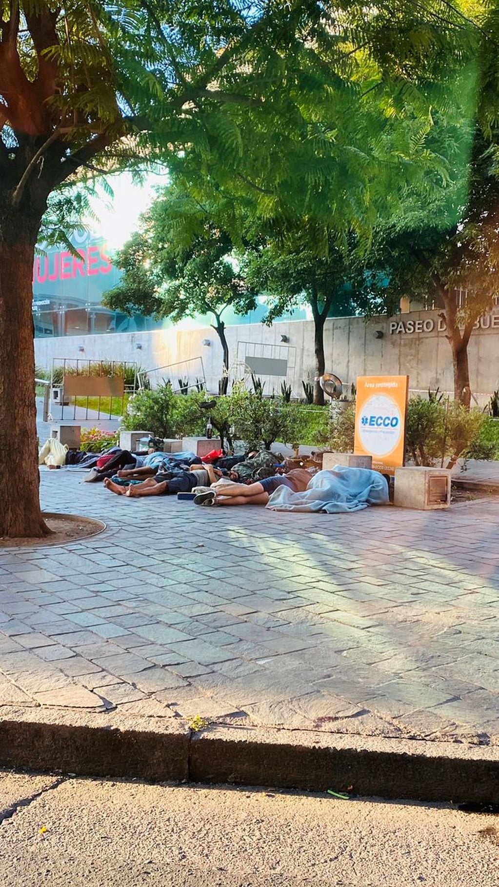 Muchos durmiendo en la calle (Twitter Víctor Zapata).