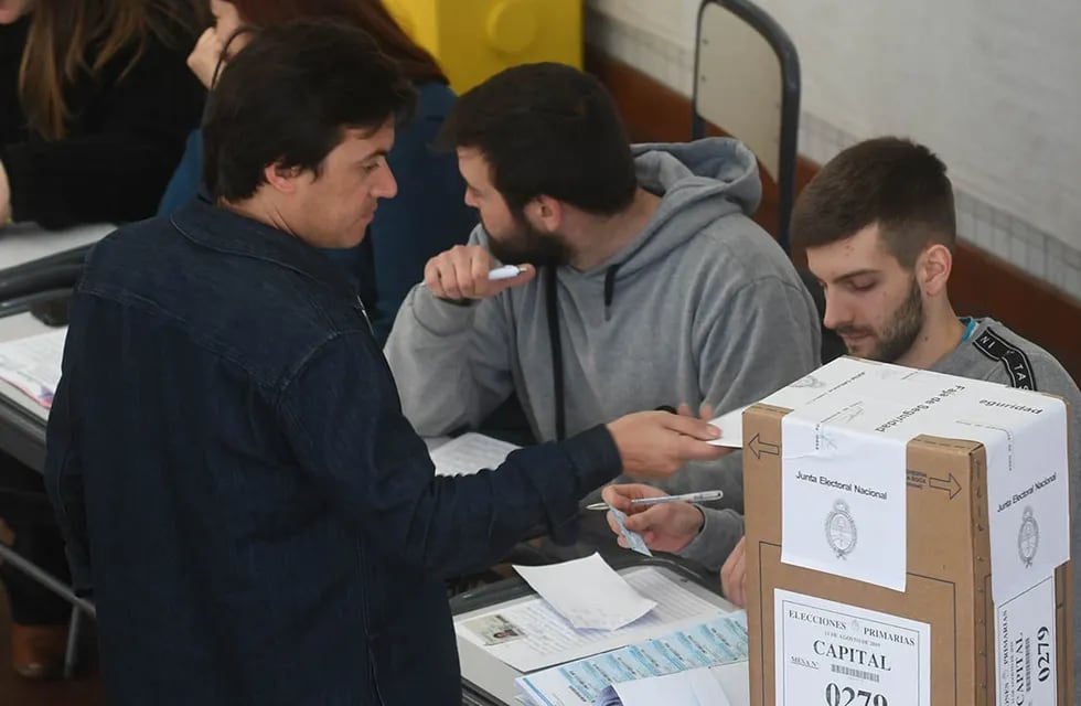 Comiensan las elecciones PASO en Mendoza.