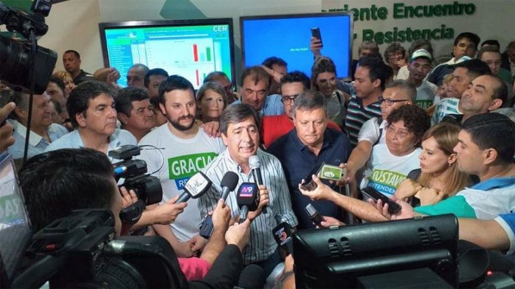 En las oficinas de CER para Todos se reunió una multitud de manifestantes ante quienes, Gustavo Martinez hizo un breve discurso, acompañado del actual gobernador Domingo Peppo.