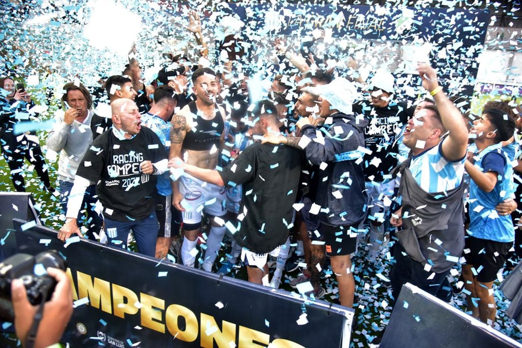 Racing festejó en San Luis al vencer en los penales a Villa Mitre, es el campeón del Federal A y ascendió a la Primera Nacional. (Javier Ferreyra / Enviado Especial)