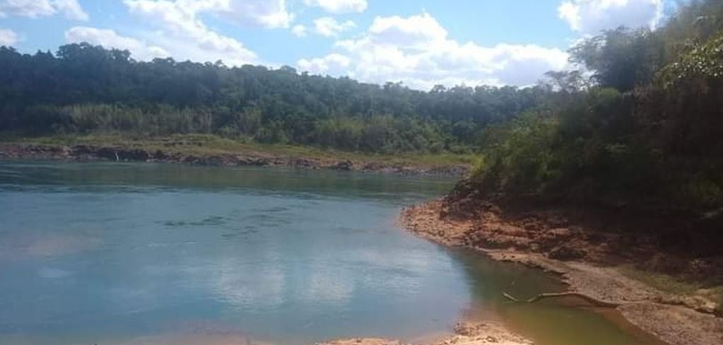 Puerto Iguazú: buscan a un hombre que desapareció en las aguas del Paraná.