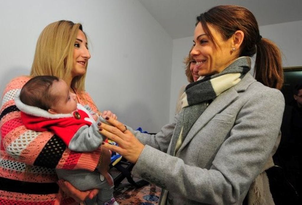 Hahn junto a la Lila, la primera bebé de una pareja siria nacida en San Luis.