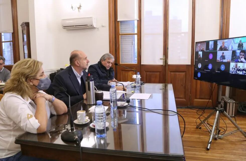 Omar Perotti dialogó con intendentes para acordar la marcha atrás de manera gradual tras intensificar los controles en los límites de la provincia. (@omarperotti)