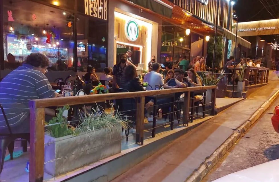 Bares y restaurantes del centro recibieron a turistas en la noche del viernes.