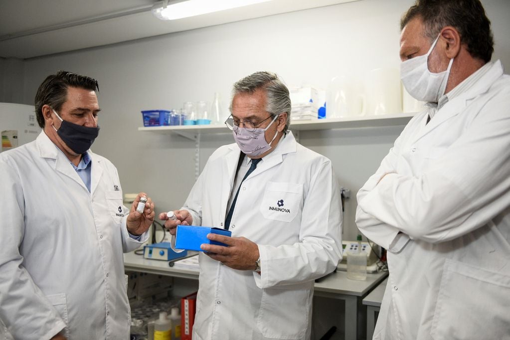 Alberto Fernández durante su visita a las instalaciones de la compañía biotecnológica Inmunov (Presidencia)