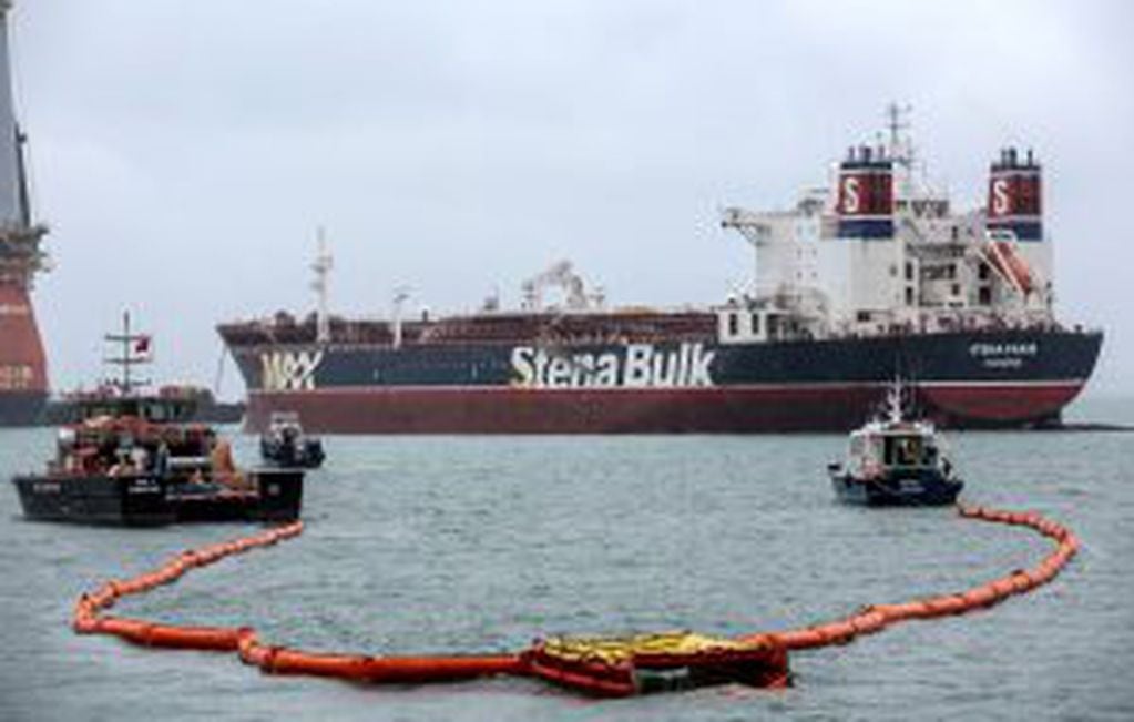 WAL01. SINGAPUR, 03/01/2017.- Fotografía de archivo del 07 de octubre de 2016, muestra dos buques que remolcan barreras de recuperación de petróleo detrás de ellos para simular una limpieza de una mancha de petróleo en frente de un P-MAX Stena Bulk durant