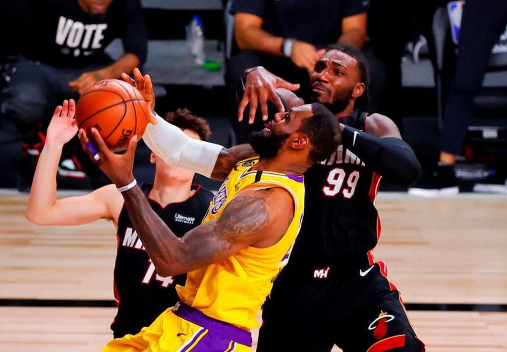 Jae Crowder #99 de Miami Heat defiende sobre LeBron James #23 de Los Angeles Lakers (Kevin C. Cox / GETTY IMAGES NORTH AMERICA / AFP)