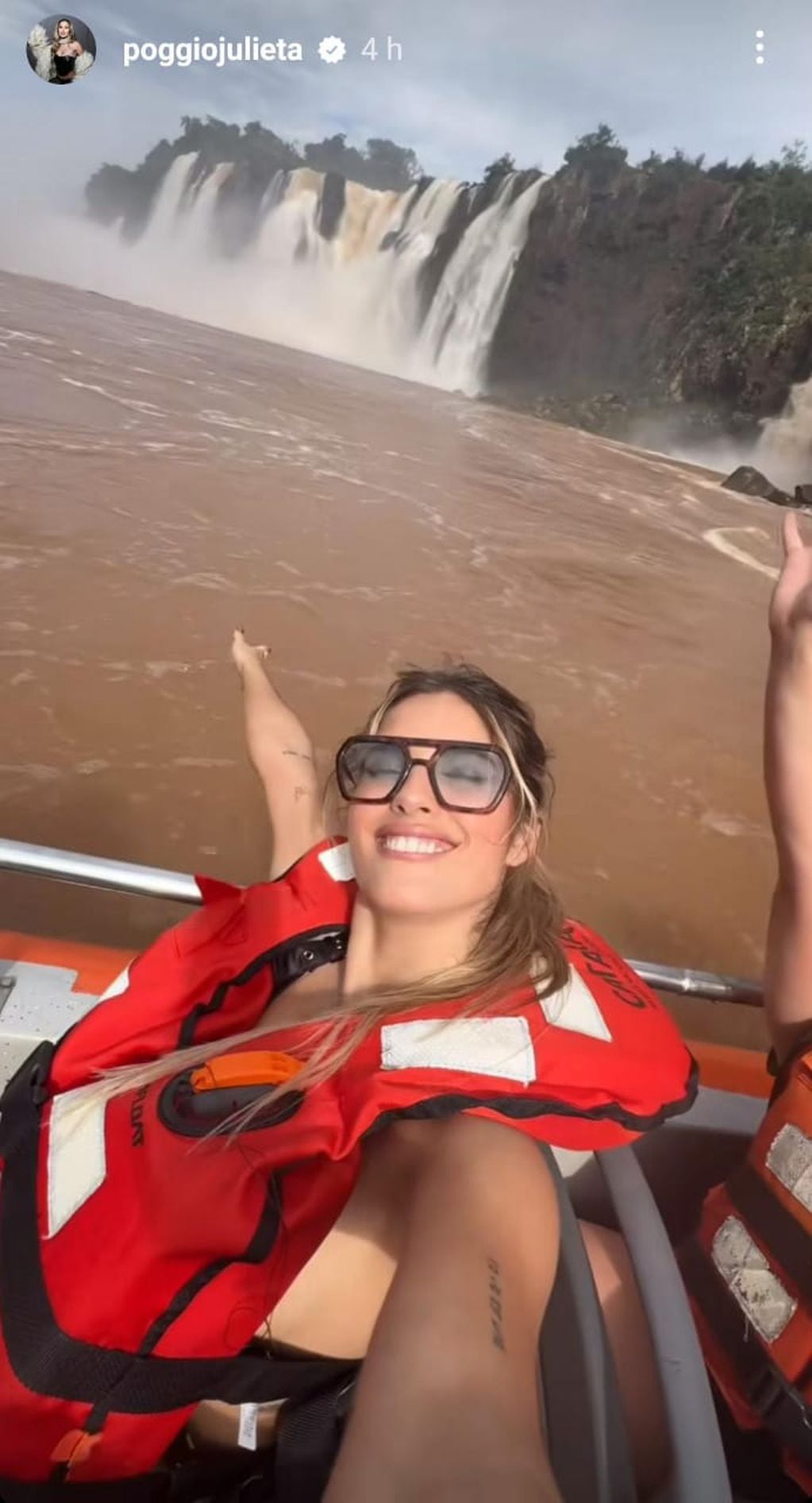 Julieta Poggio visitó las Cataratas del Iguazú y encandiló con una microbikini trendy