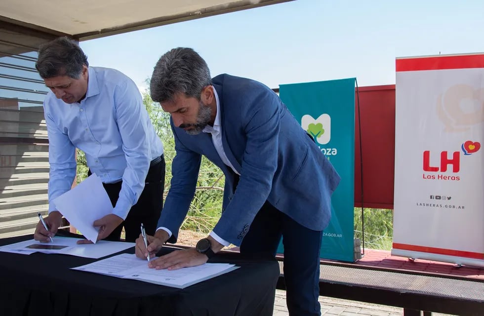Los intendentes de Las Heras y Capital firmaron un convenio para establecer el Plan Intermunicipal  de manejo integral del Piedemonte del Challao Norte. Gentileza MCM