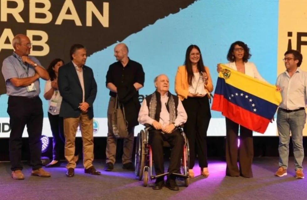 Quino, acompañado por su sobrina, el Gobernador Alfredo Cornejo, Juan José Campanella y Luis Alberto Moreno, presidente del BID.