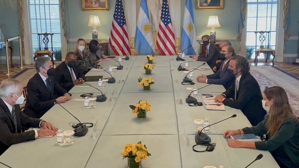 Blinken y Cafiero al inicio de su reunión bilateral en el Departamento de Estado. “La Argentina es un amigo y un socio en el hemisferio y más allá”, dijo Blinken.