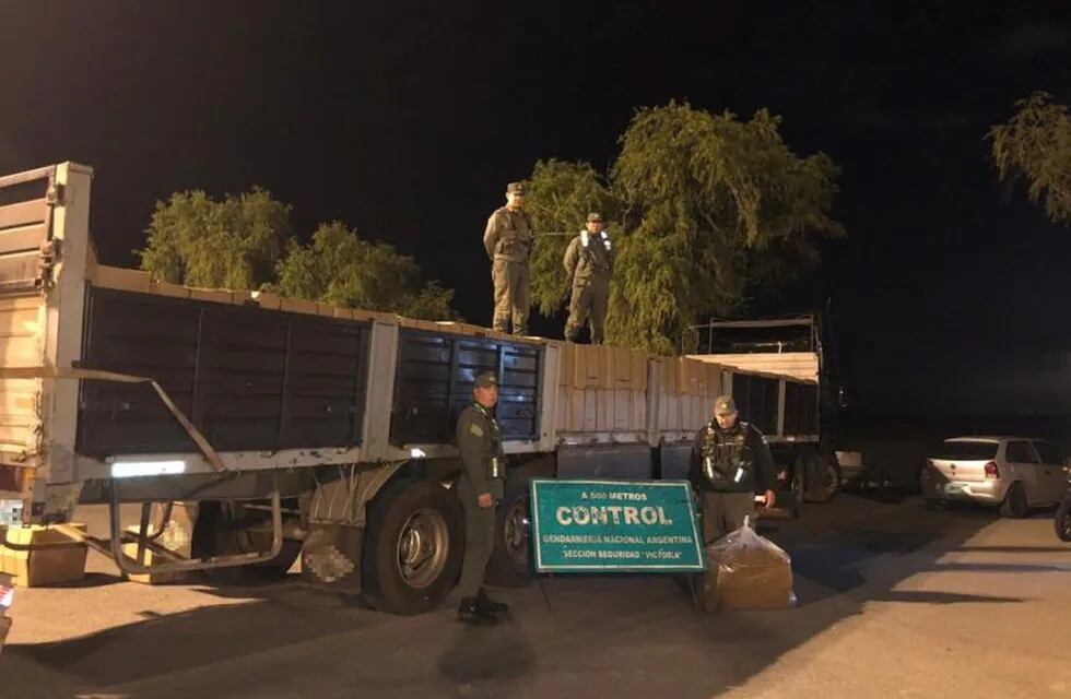 El vehículo fue interceptado por las fuerzas federales sobre la Ruta Nacional 174. (@gendarmeria)
