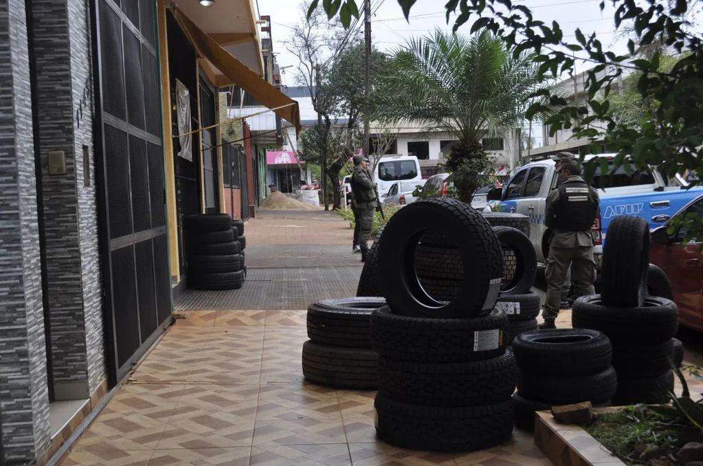 Allanaron una gomería en Oberá por presunto contrabando de neumáticos.