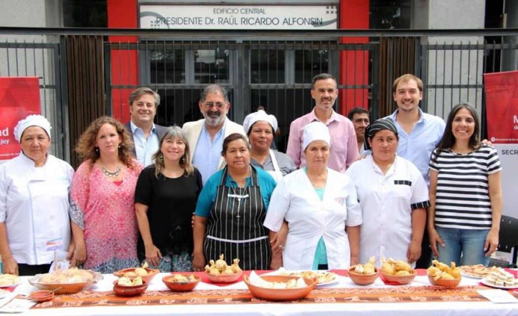El intendente Jorge junto a funcionarios y emprendedoras gastronómiccas de Villa Jardín de Reyes, al hacer la invitación para la "Serenata a Reyes"