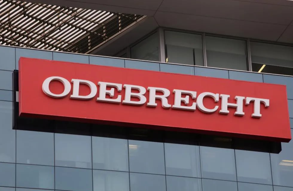 FILE PHOTO: A sign of the Odebrecht Brazilian construction conglomerate is seen at their headquarters in Lima, Peru, January 24, 2017. REUTERS/Guadalupe Pardo/File Photo peru lima  sede de Odebrecht en lima escandalo corrupcion odebrecht