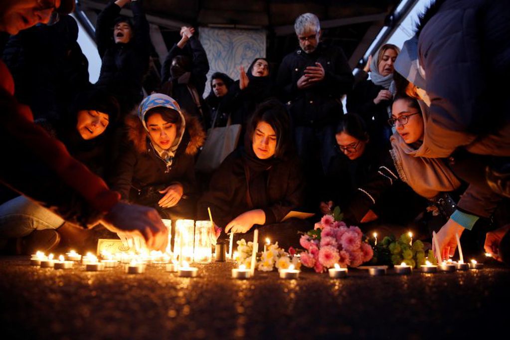 En Irán se solidarizan con las víctimas del vuelo PS752 .(Foto:EFE/EPA/ABEDIN TAHERKENAREH)
