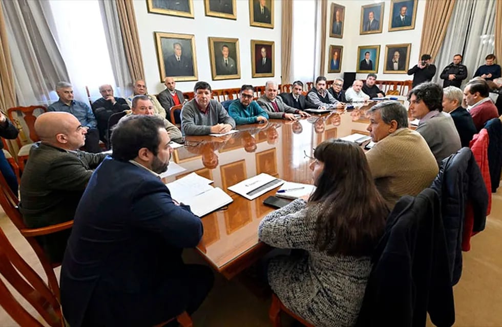 Reunión en Casa de Gobierno presidida por el ministro de Gobierno y Trabajo, Manuel Troncoso, y el presidente de la Caja de Jubilaciones, Gastón Bagnat.
