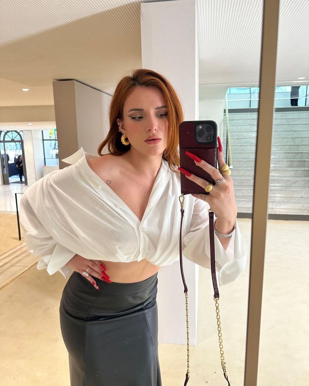 Bella Thorne, la exchica Disney, desabotonó su camisa y lució una minifalda de cuero en Instagram.