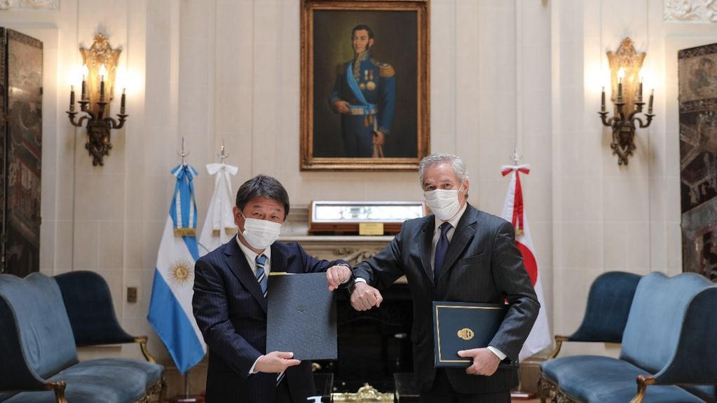 El canciller Felipe Solá recibió en el Palacio San Martín a su par de Japón, Toshimitsu Motegi, a quien pidió que Toyota avance en la fabricación de baterías de litio en la Argentina.