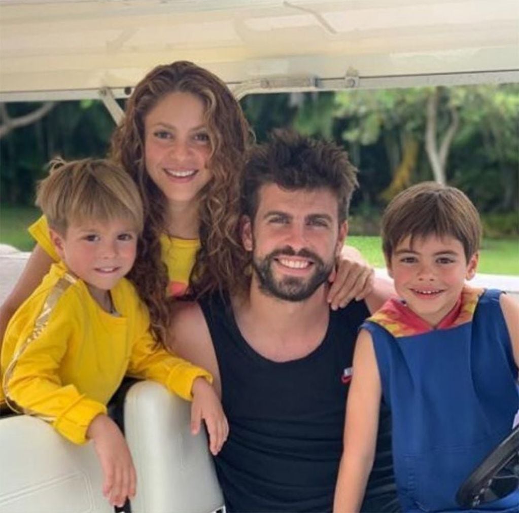 Gerard Piqué y Shakira junto a sus dos hijos.