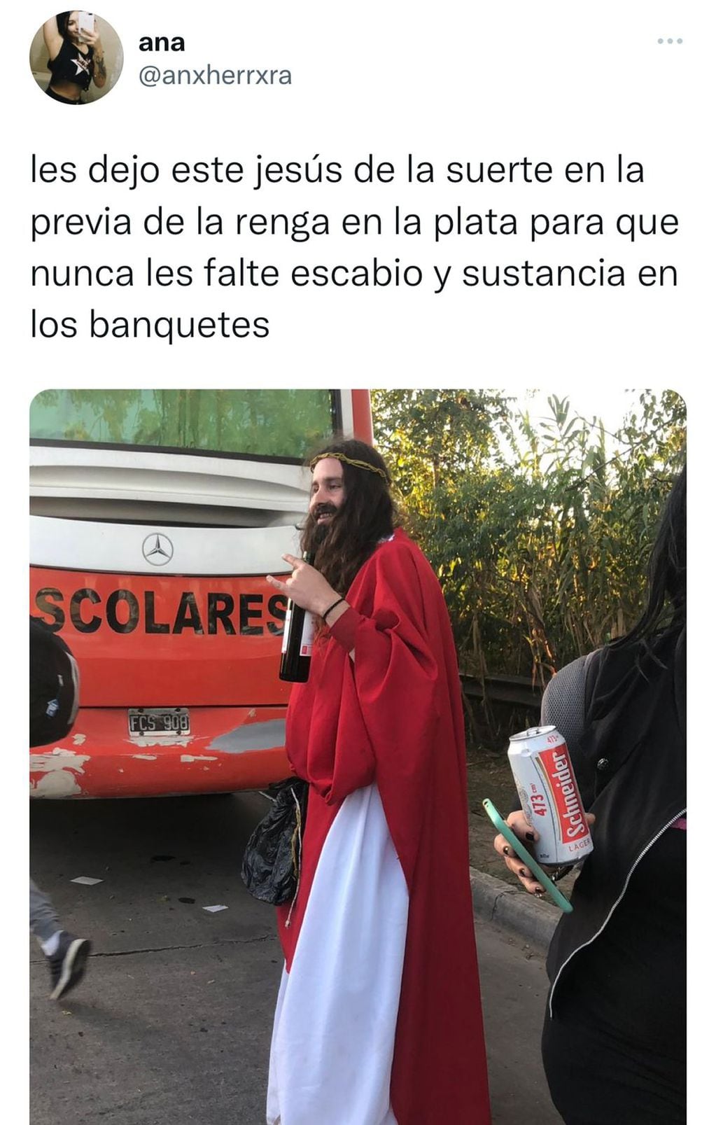 Con vino en mano, un hombre disfrazado de "Jesús" cantó en el show de La Renga en La Plata.