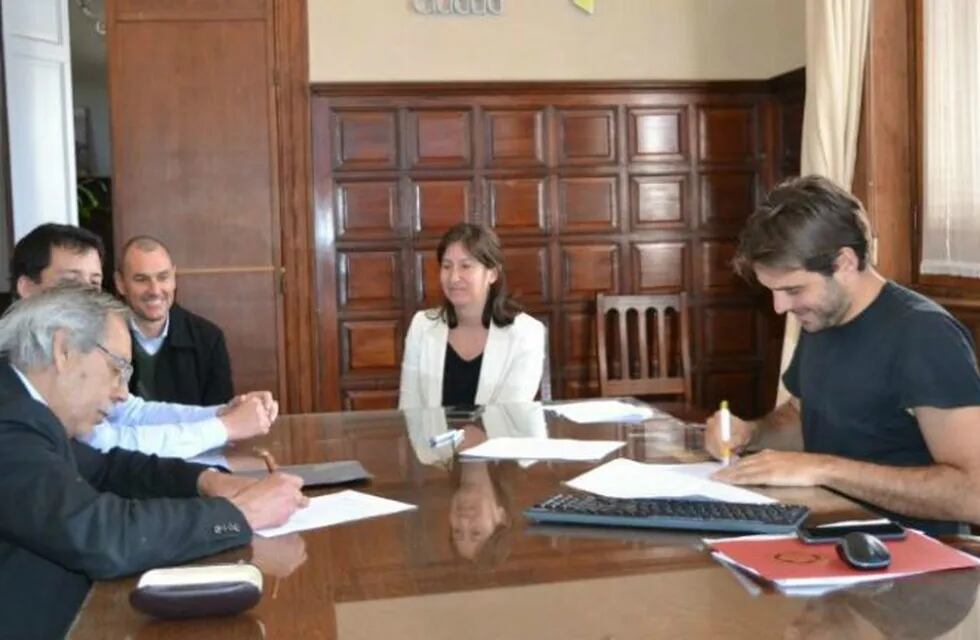 Passaglia y Vázquez firmando convenio en el Palacio Municipal. (Prensa Municipio)