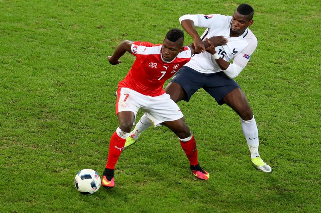 Un joven Embolo participando de la Eurocopa de 2016, lo marca la figura mundial, Paul Pogba. 