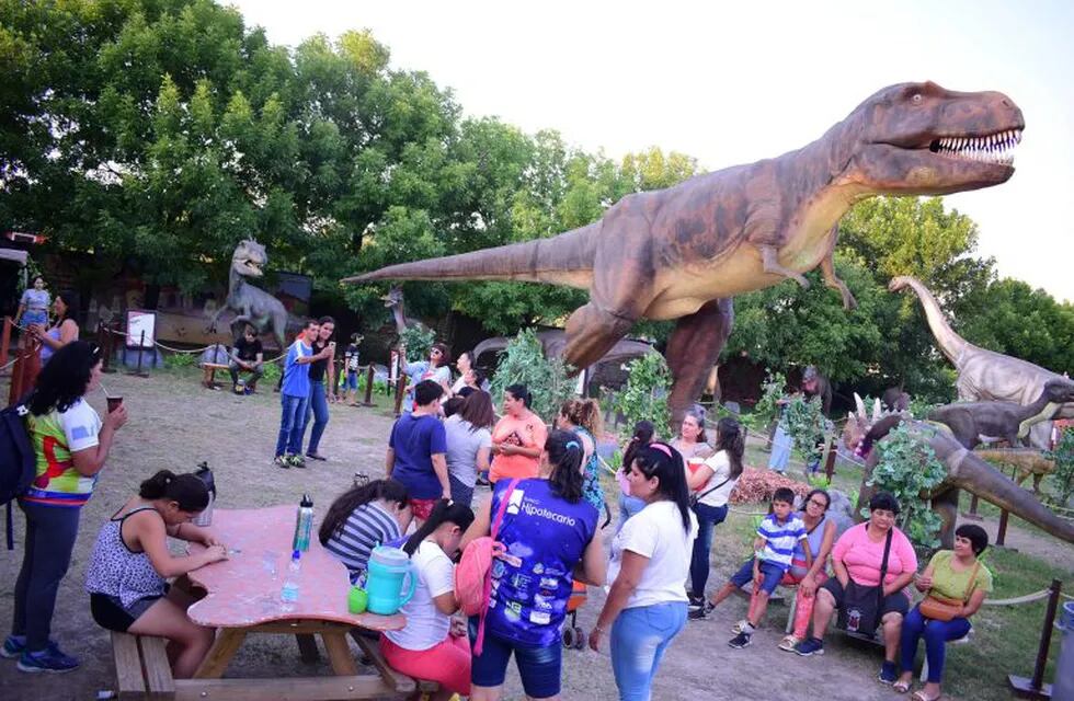 Los chicos y las familias de SuperArte recorrieron el parque de dinosaurios