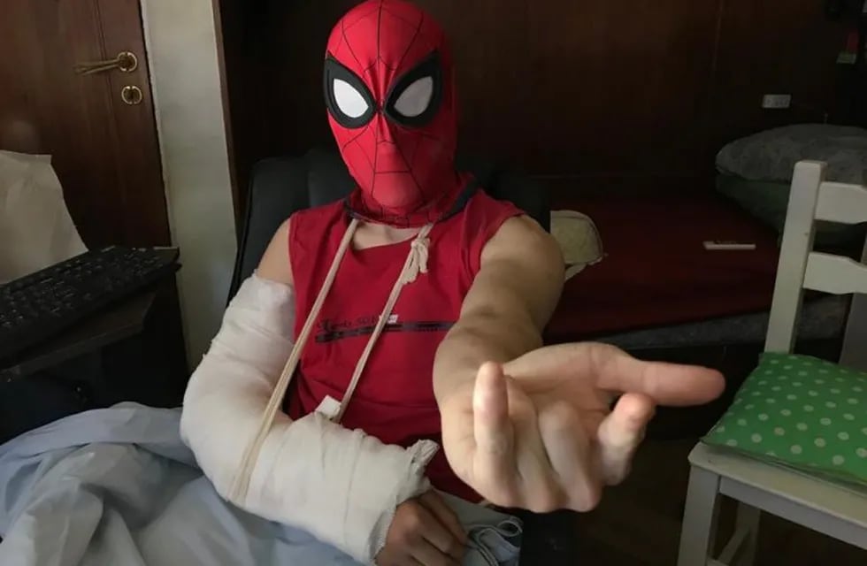 El Hombre Araña que sufrió varias fracturas al caerse de un galpón dijo que se volverá a subir (@PedroLevyok)