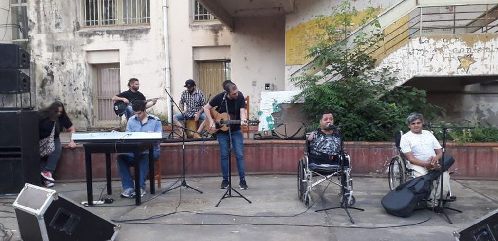 Protesta musical de trabajadores de la discapacidad y paro por falta de pago