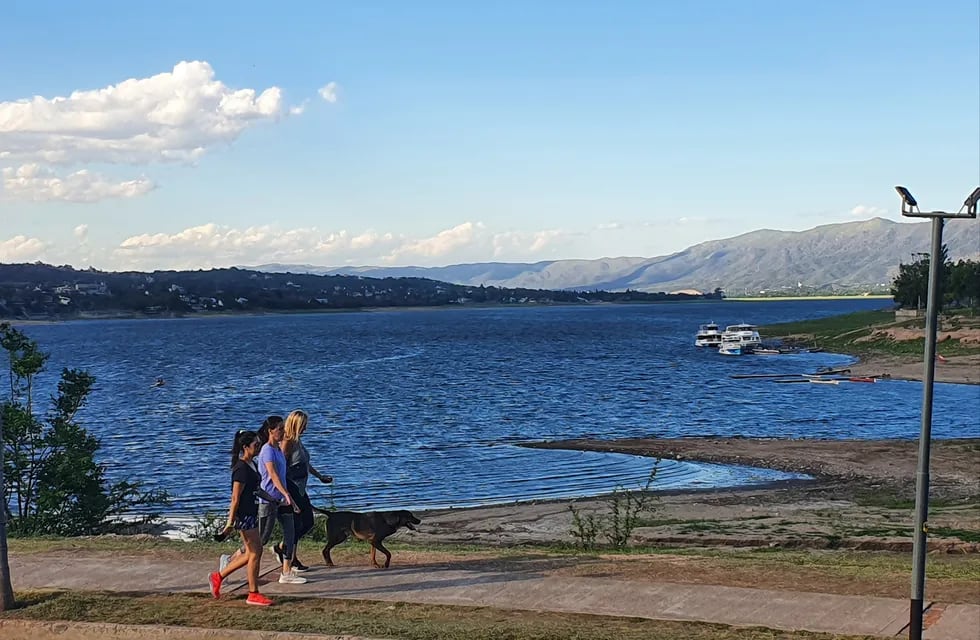 A la vera del lago San Roque en Carlos Paz, una de los primeras tardes de este verano 2020. (Foto: VíaCarlosPaz).