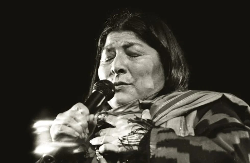 FILE A picture dated in 08 October 1985  shows Argentine folk singer Mercedes Sosa singing during a concert in Buenos Aires, Argentina. Argentine singer Mercedes Sosa, an icon of Latin American popular song would have turned 75 on July 9, 2010. RAMON PUGA LAREDO/dpa buenos aires mercedes sosa cantante argentina aniversario nacimiento cantante popular fallecida