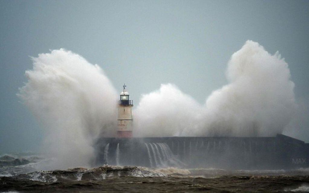 La costa inglesa y una imagen apocalíptica. (AFP)